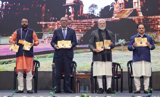 رئيس الوزراء الهندي والمدير العام لمنظمة الصحة العالمية في حفل ختام القمة العالمية الثانية لمنظمة الصحة العالمية للطب التقليدي في نيودلهي